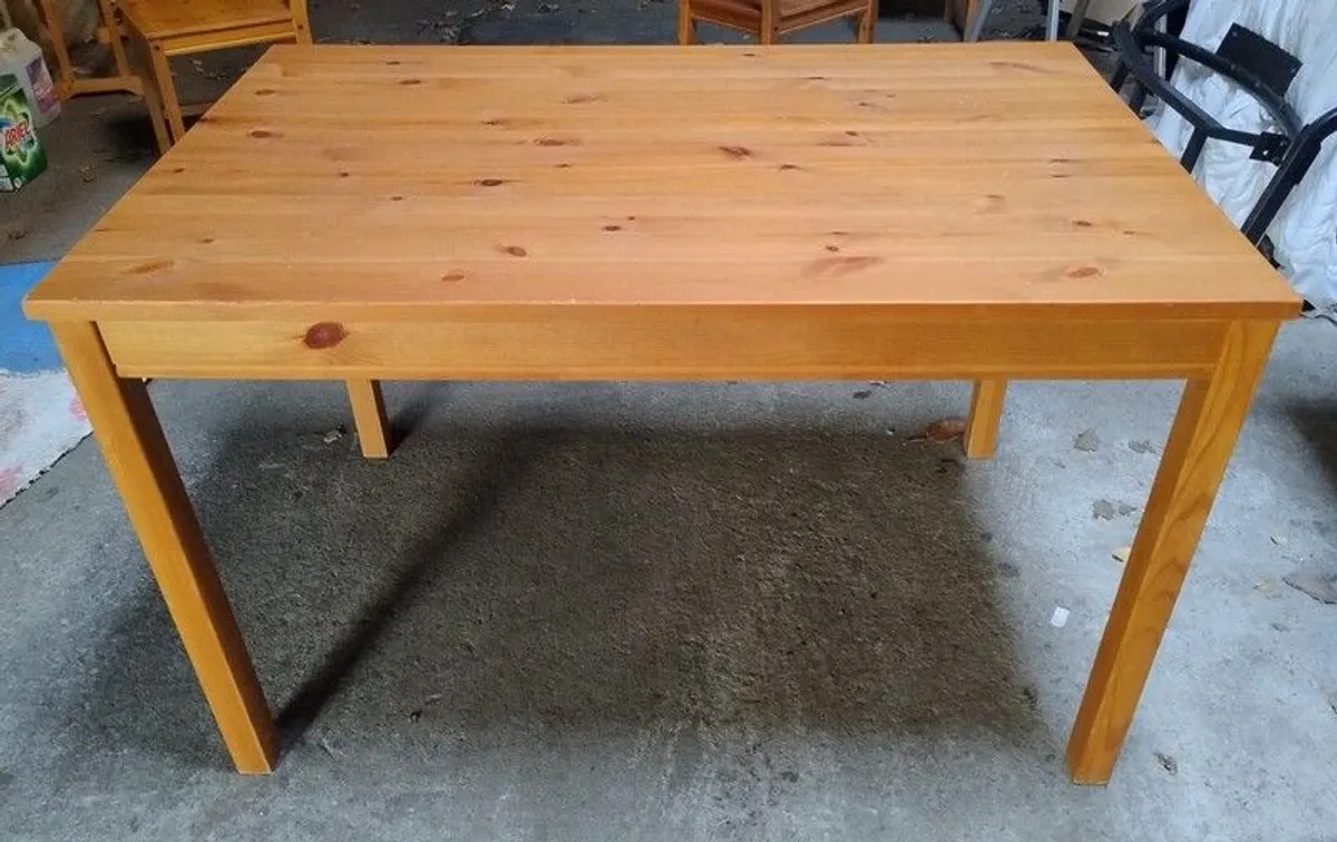 Pine dining table and chairs - Image 1