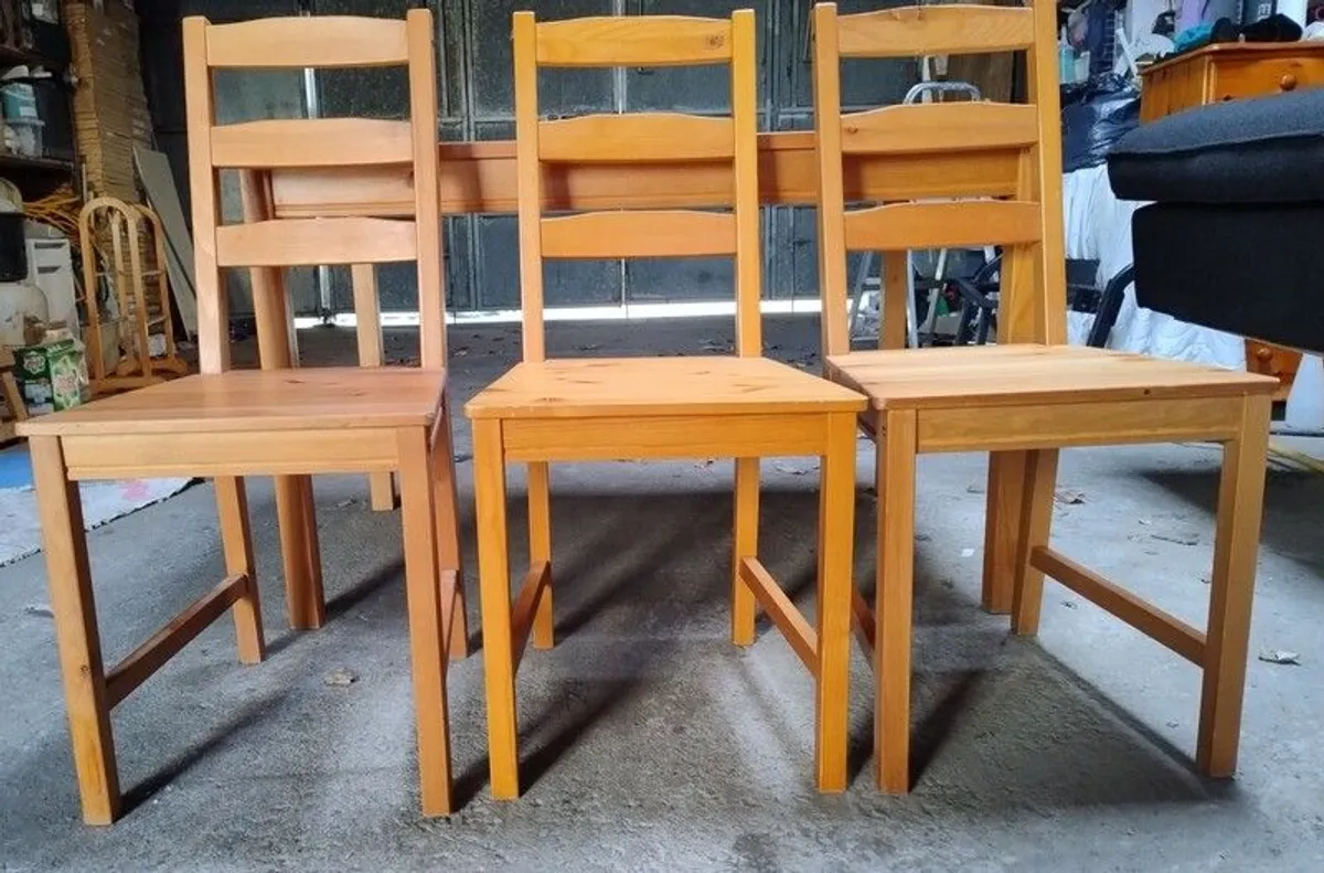 Pine dining table and chairs - Image 2