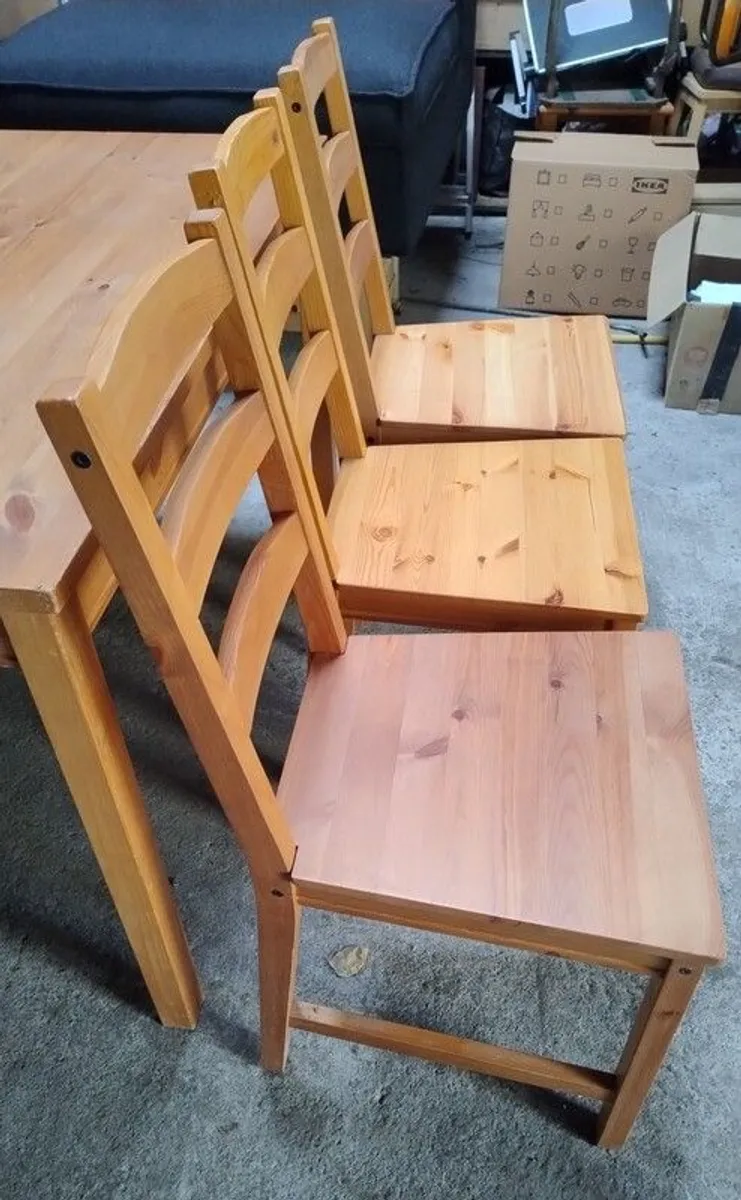 Pine dining table and chairs - Image 3
