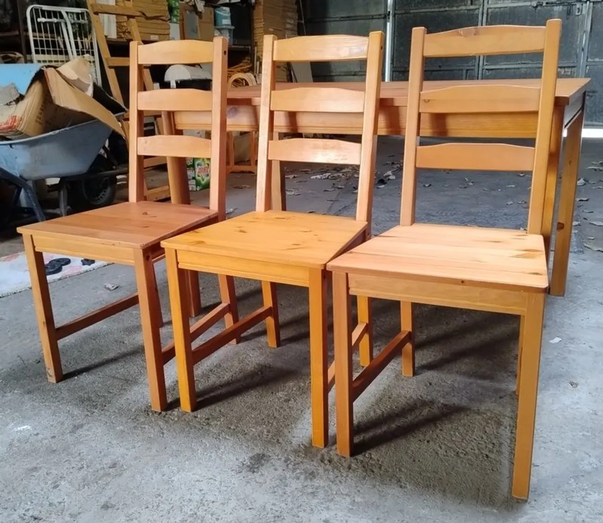 Pine dining table and chairs - Image 4