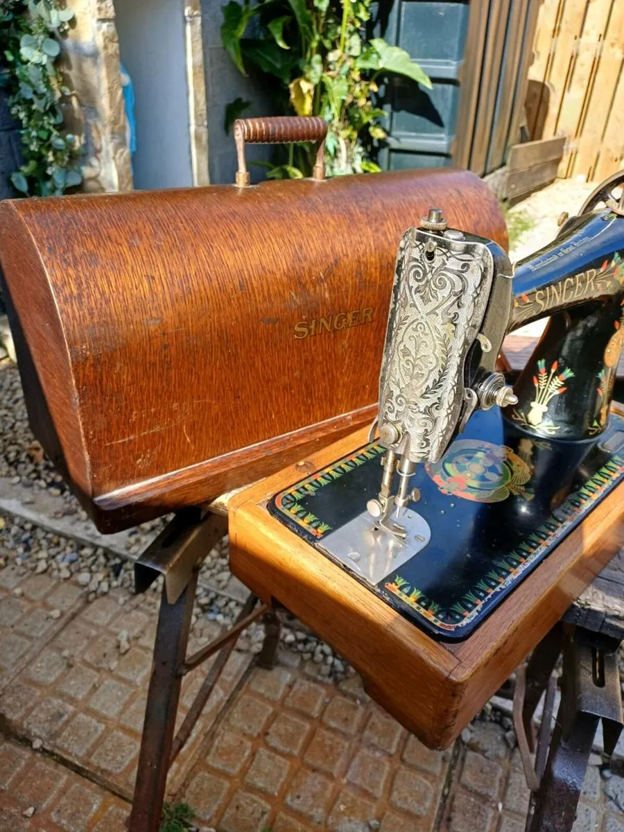 1930 Handcrank Singer Sewing Machine - Image 4