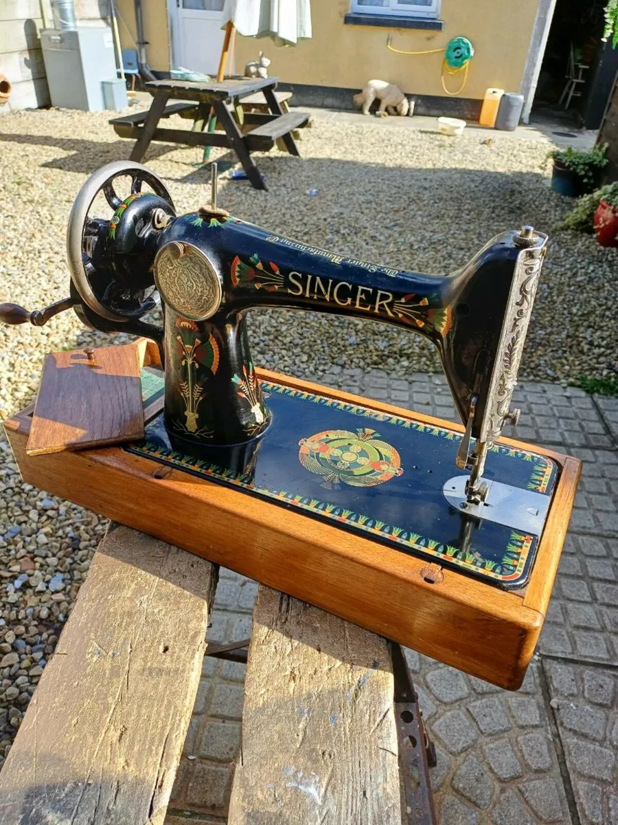 1930 Handcrank Singer Sewing Machine - Image 2