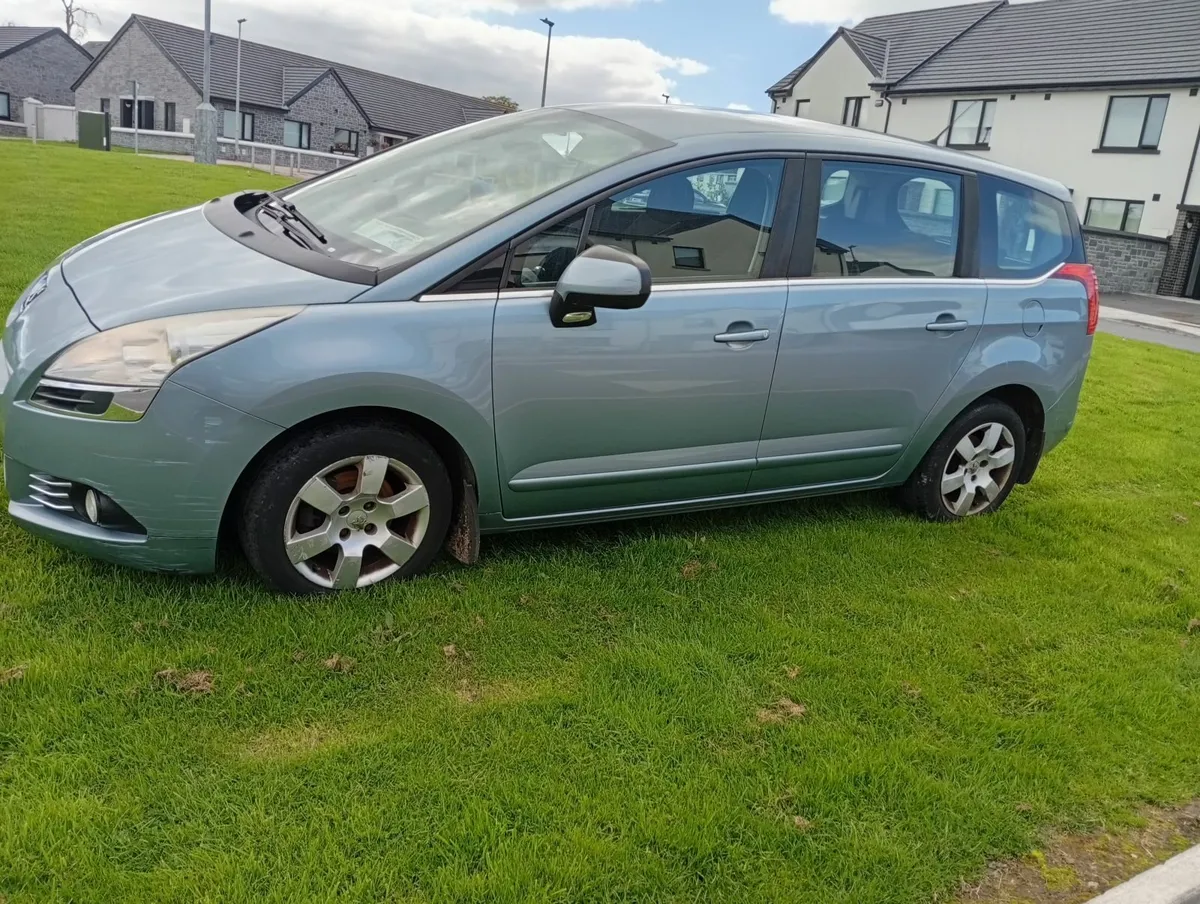 Peugeot 5008 2011 - Image 1