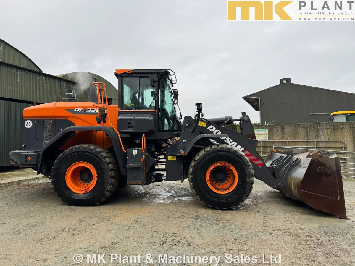 Doosan Develon DL320 Loading Shovel / Wheel Loader - Image 3