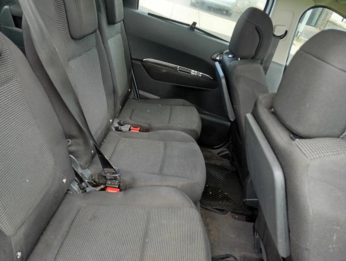 Peugeot 5008 2011 - Image 4