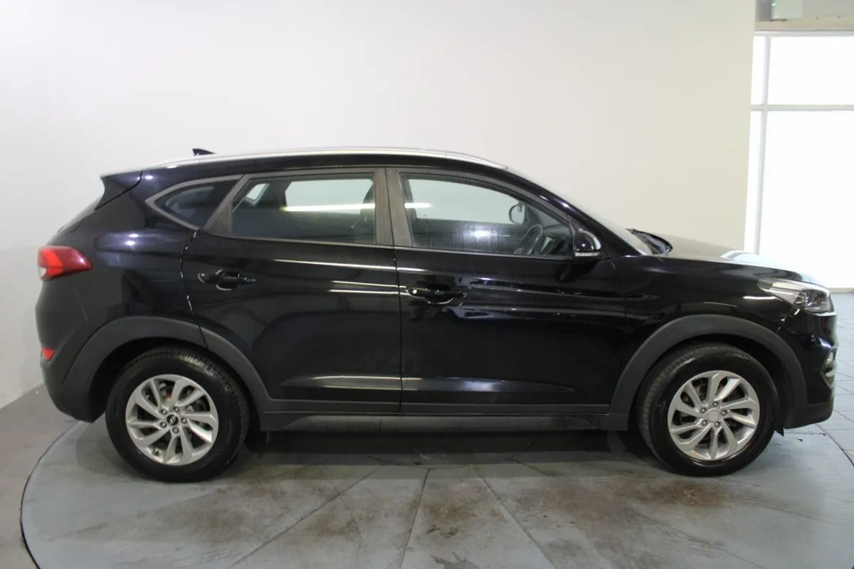 Hyundai Tucson 2.0 D Executive 4WD Auto - Image 3