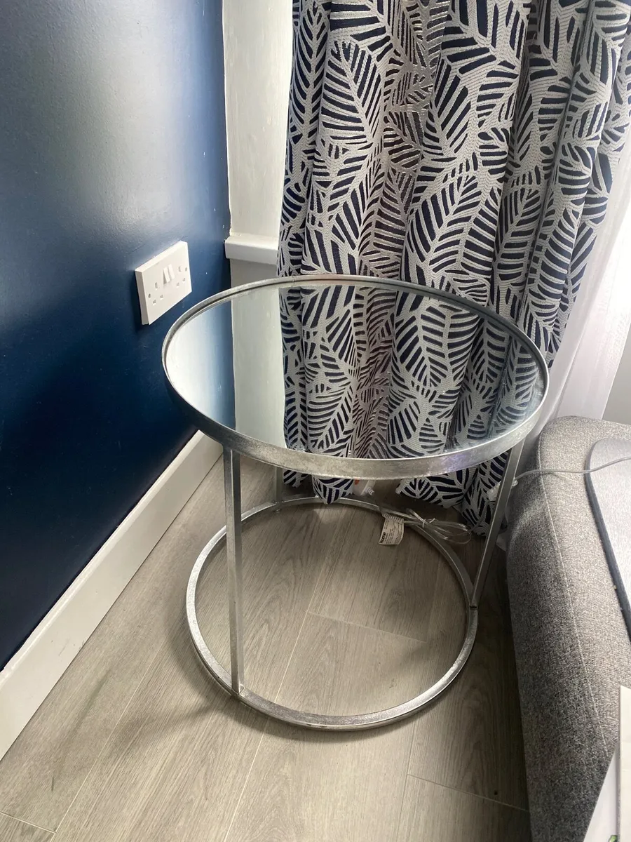 Curtains and round sliver table - Image 3