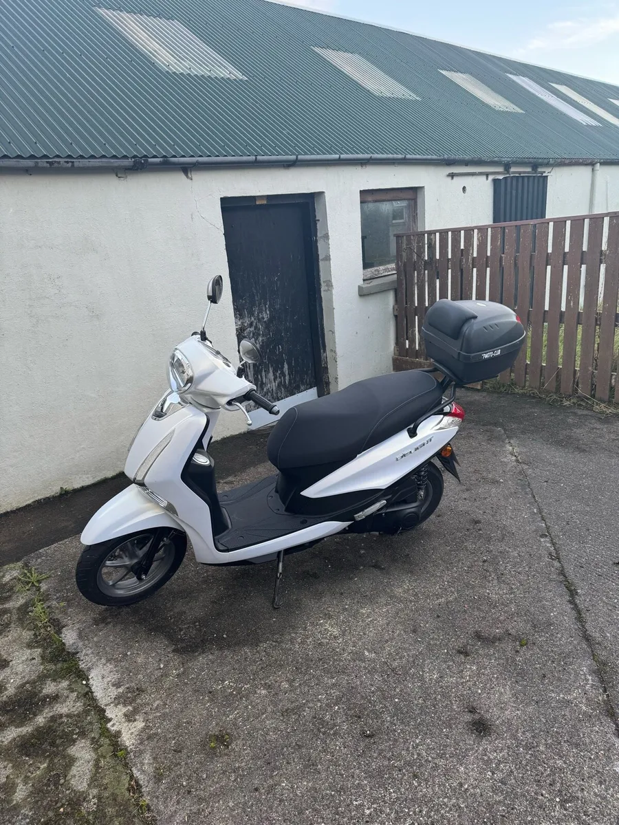 2023 Yamaha Delight 125cc Scooter & Accessories - Image 1