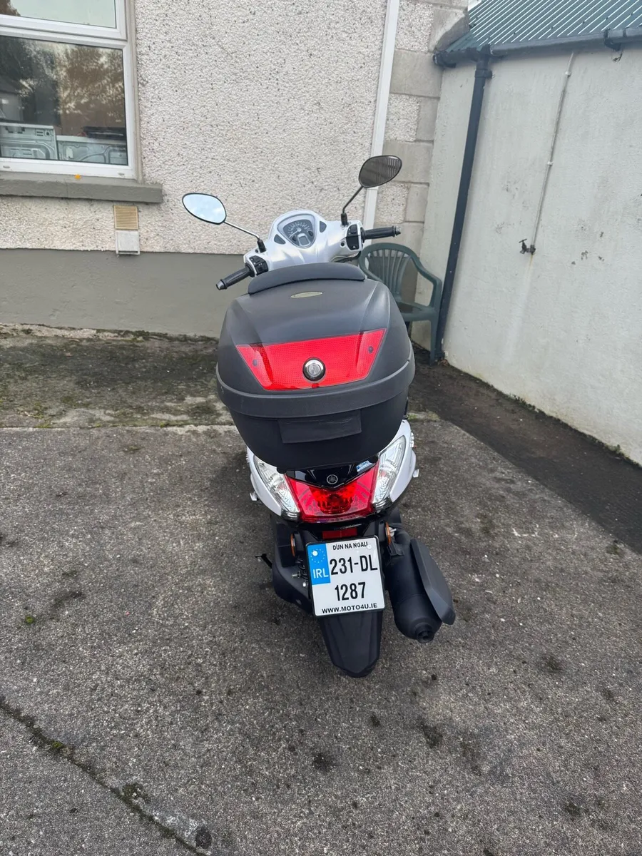 2023 Yamaha Delight 125cc Scooter & Accessories - Image 4
