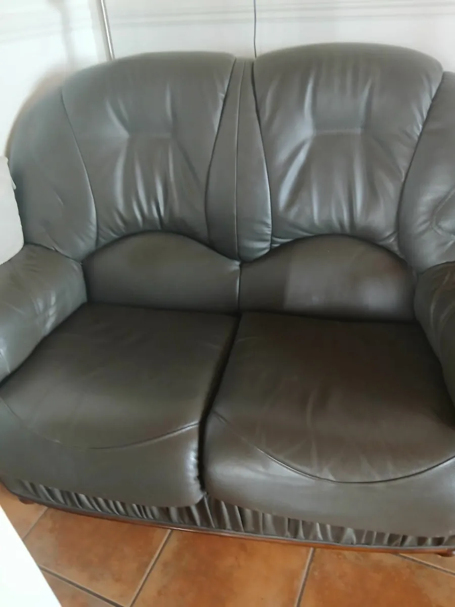 2 seater couch and 2 matching armchairs - Image 1