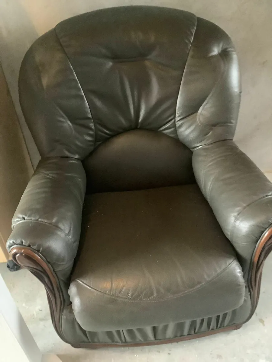 2 seater couch and 2 matching armchairs - Image 3