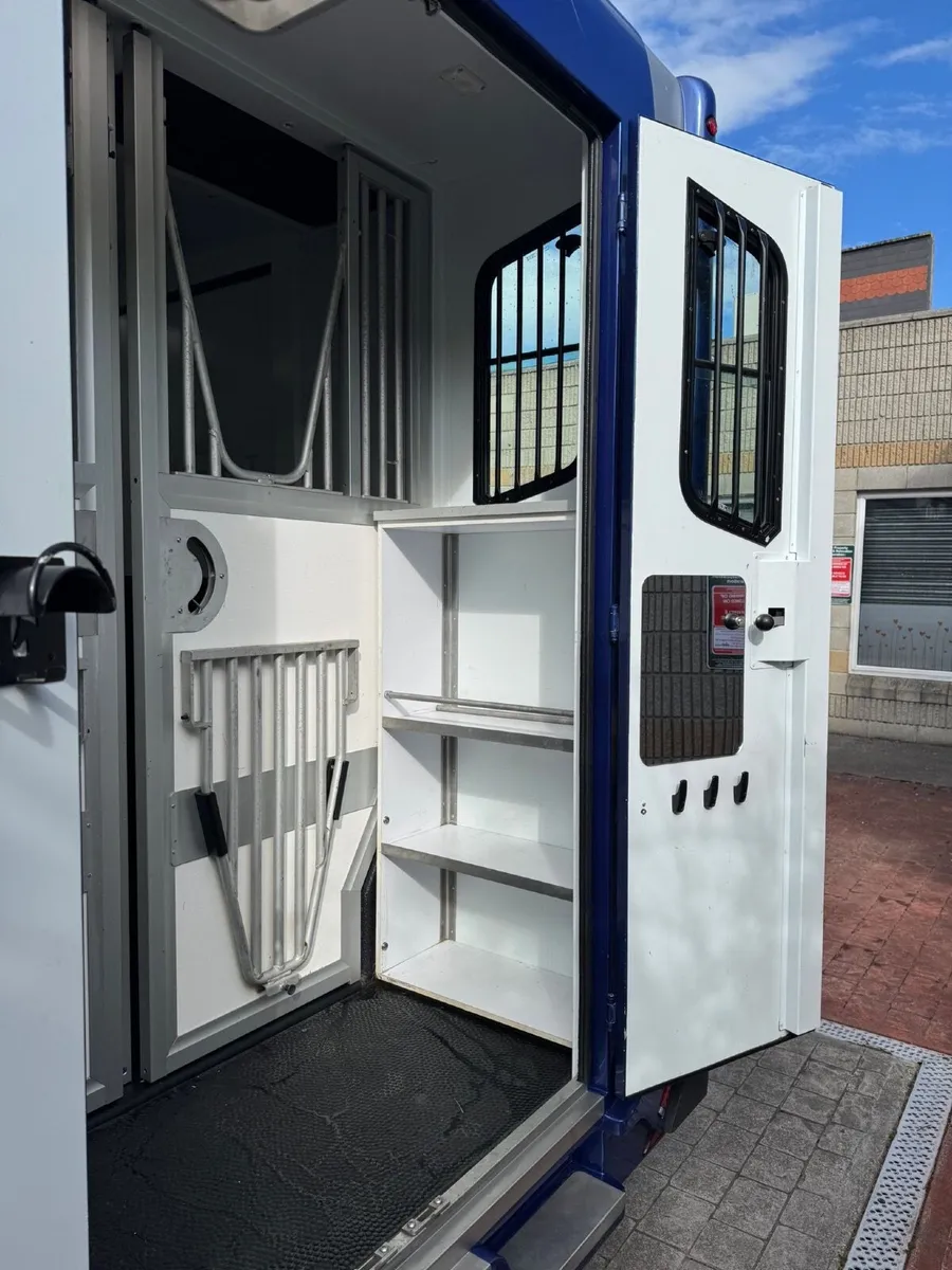 Theault 2 Stall Horse Truck - Image 4