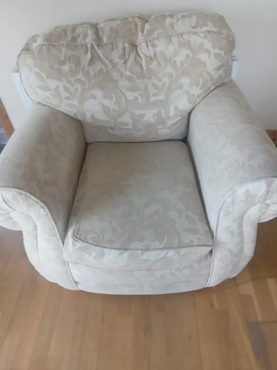 Two cream armchairs - Image 3
