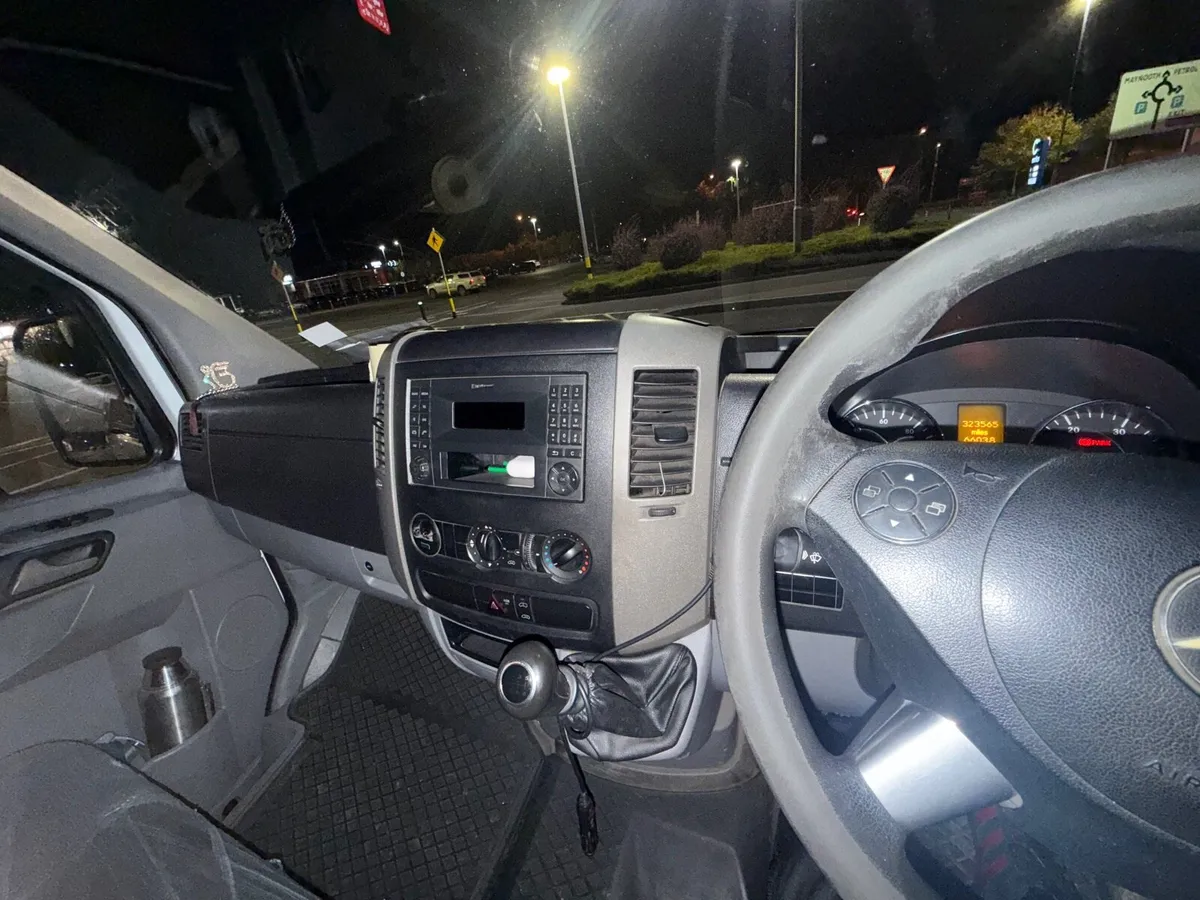 Mercedes Benz sprinter Van - Image 4