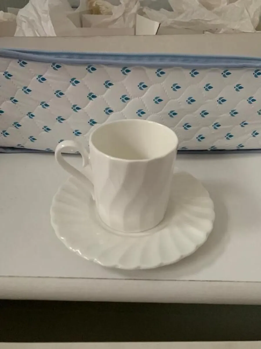 Aynsley Fine Bone China Set of 8 Coffee Cups & Saucers - Image 1