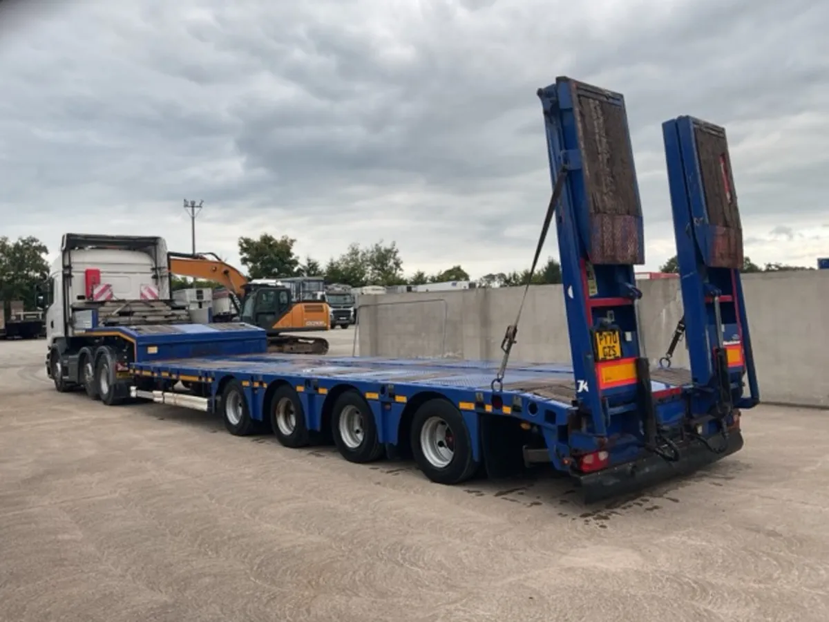 2017 Kassbohrer 4 Axle Extendable Stepframe Loader - Image 3