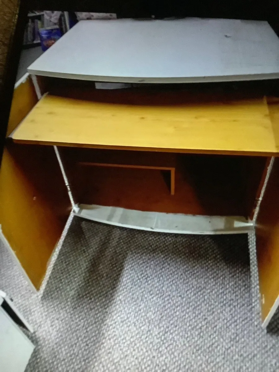 Computer desk - Image 1