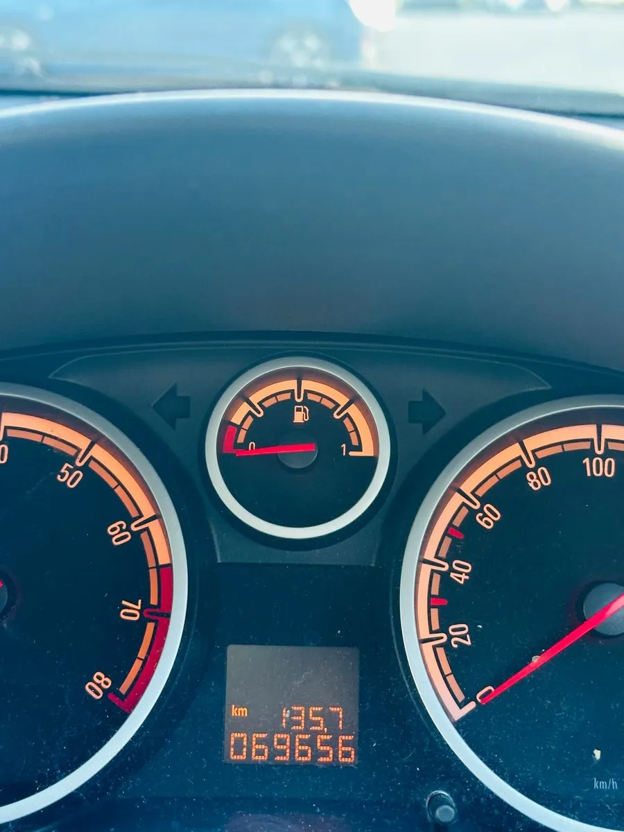 very low kms, non imported Opel Corsa 2013 - Image 4