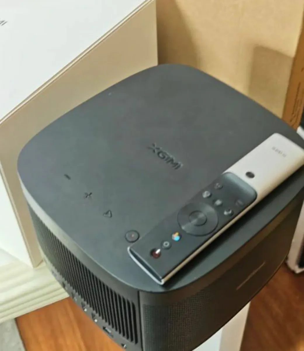 XGIMI Horizon Pro 4K Android TV Projector Like New - Image 3