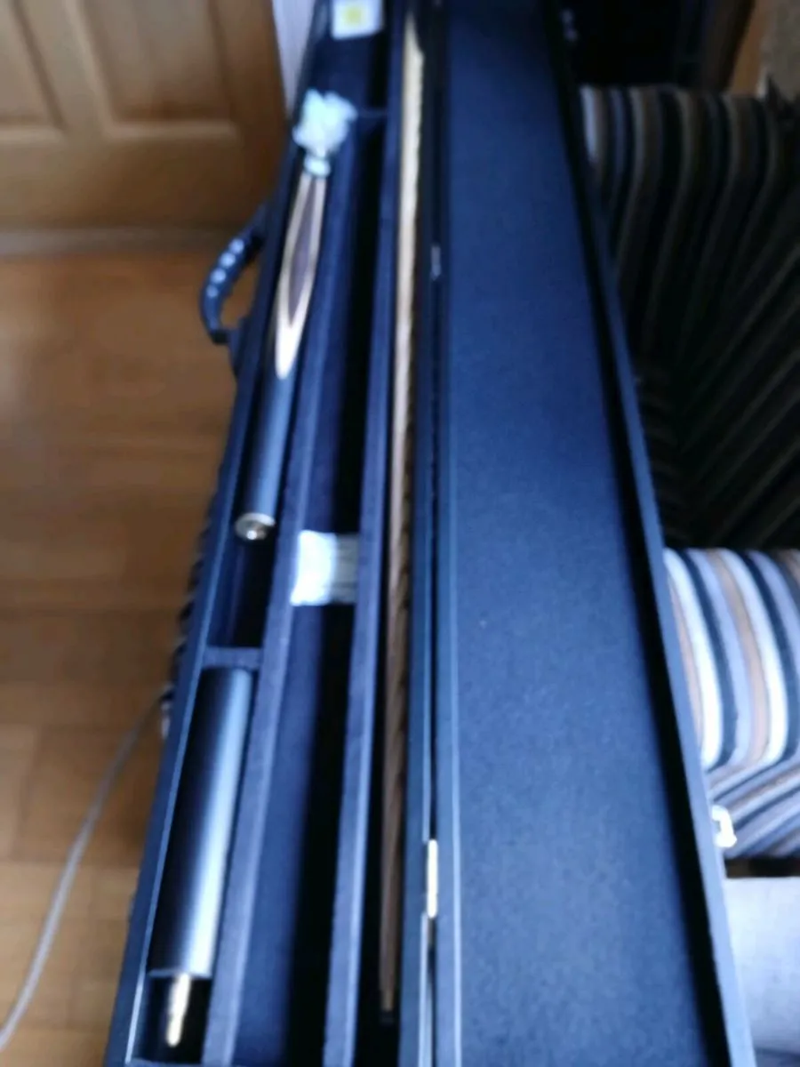 BRAND NEW Snooker Case and 3 piece cue - Image 2