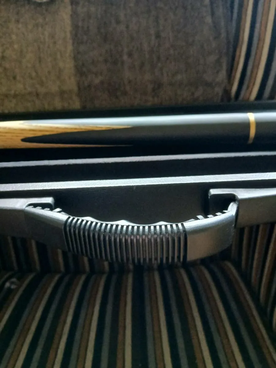 BRAND NEW Snooker Case and 3 piece cue - Image 4