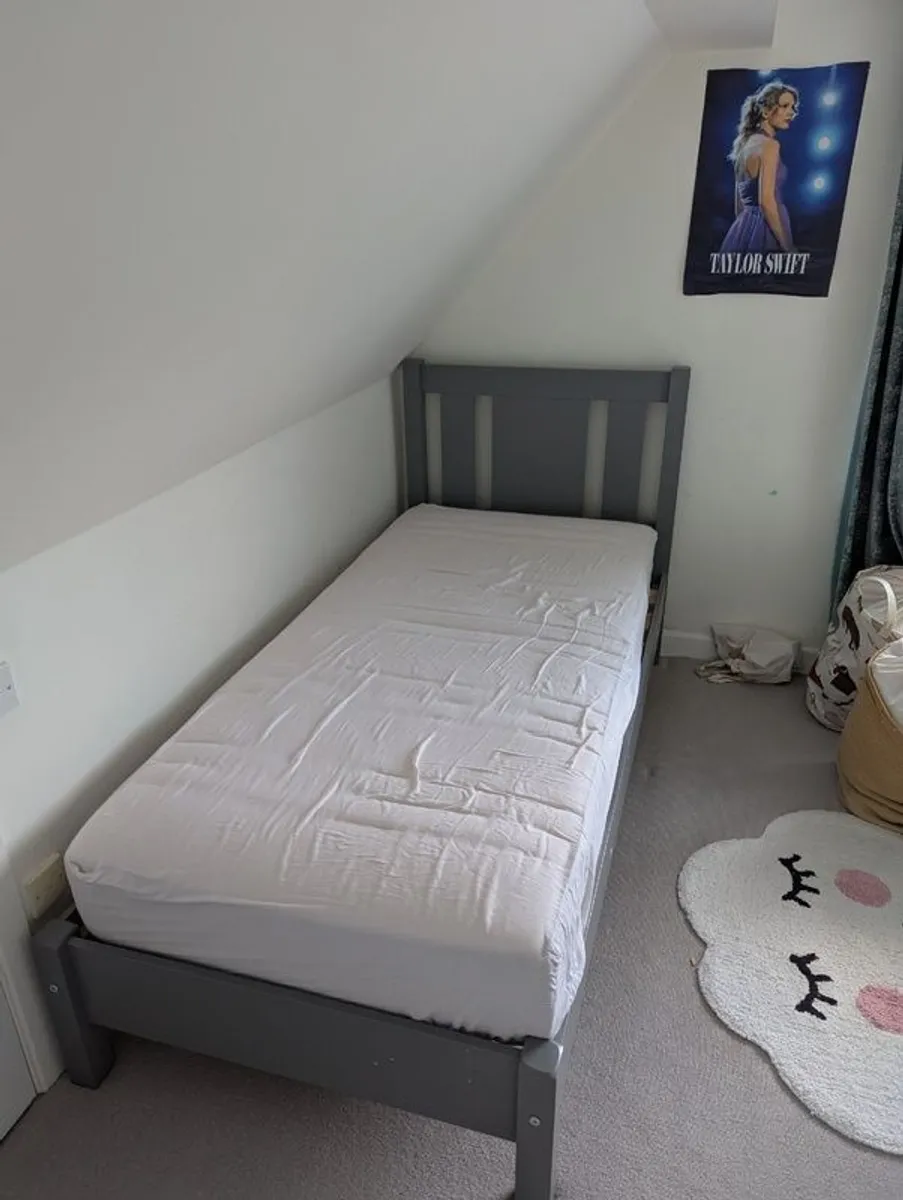 Bed and mattress - Image 1