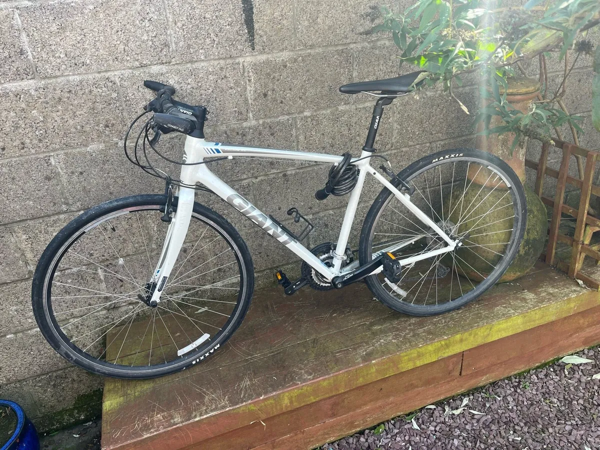 GIANT road bike - Image 1