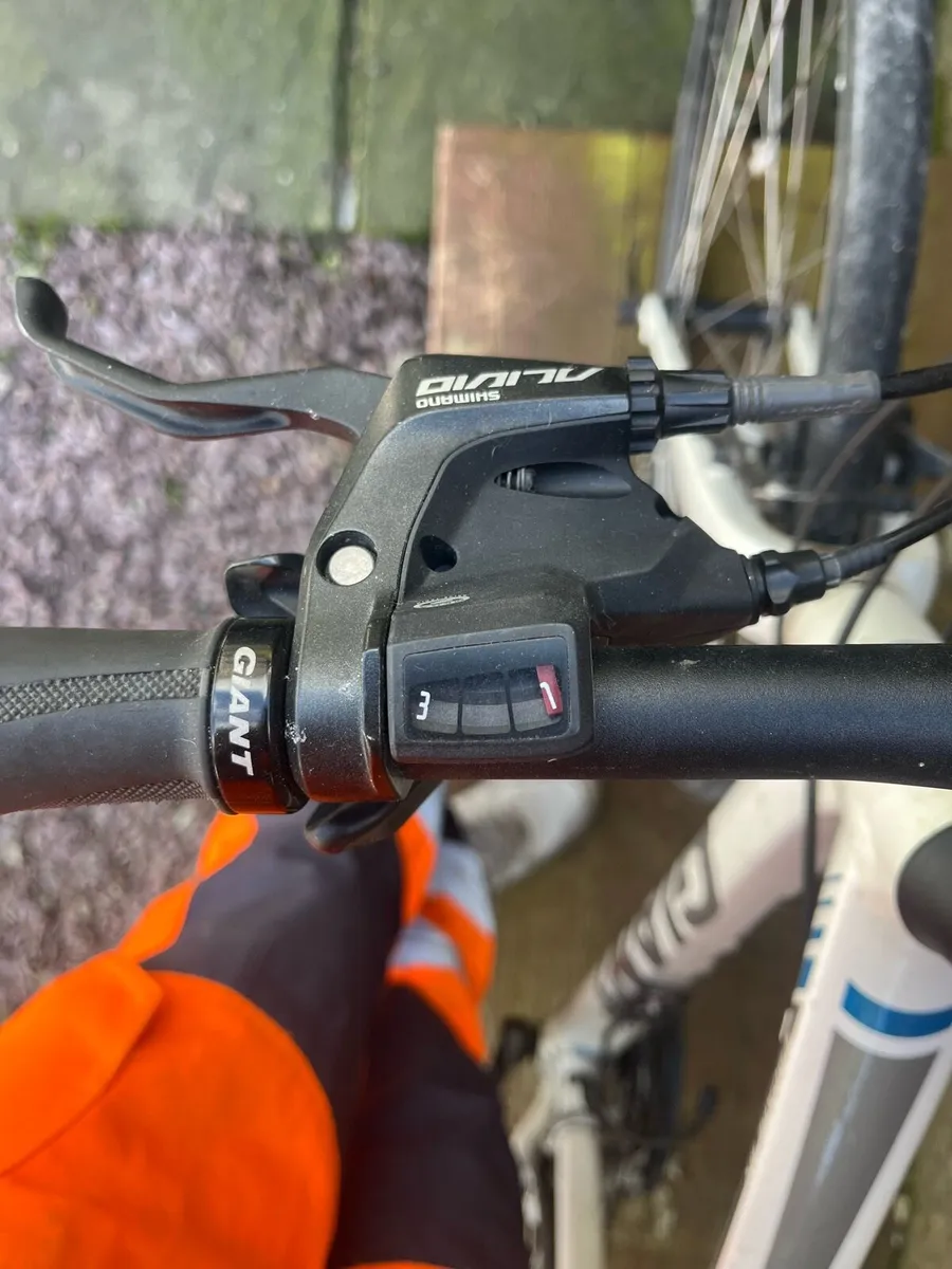 GIANT road bike - Image 3