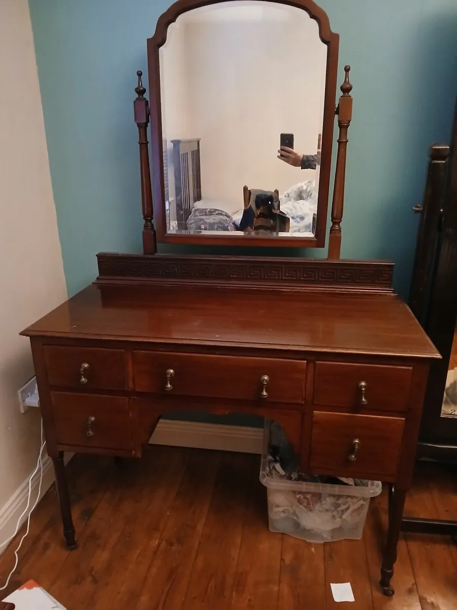 Antique make-up table - Image 1