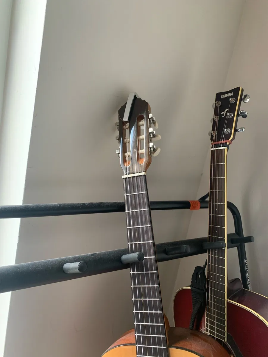 Admira Alba Guitar w classical capo - Image 2