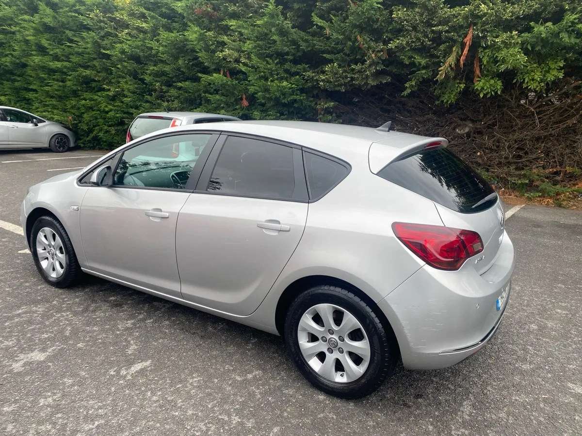 Opel Astra 2014 - Image 2