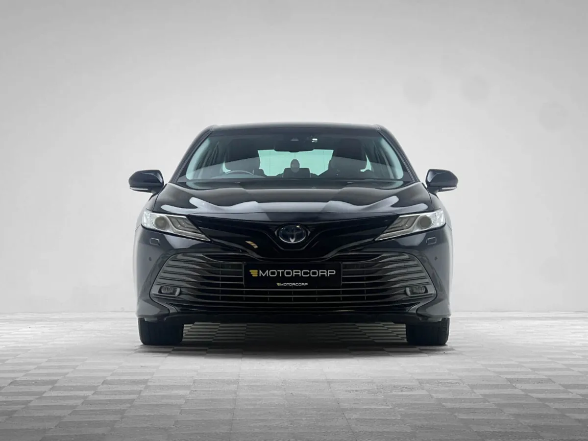 Toyota Camry Hybrid Platinum - Image 2
