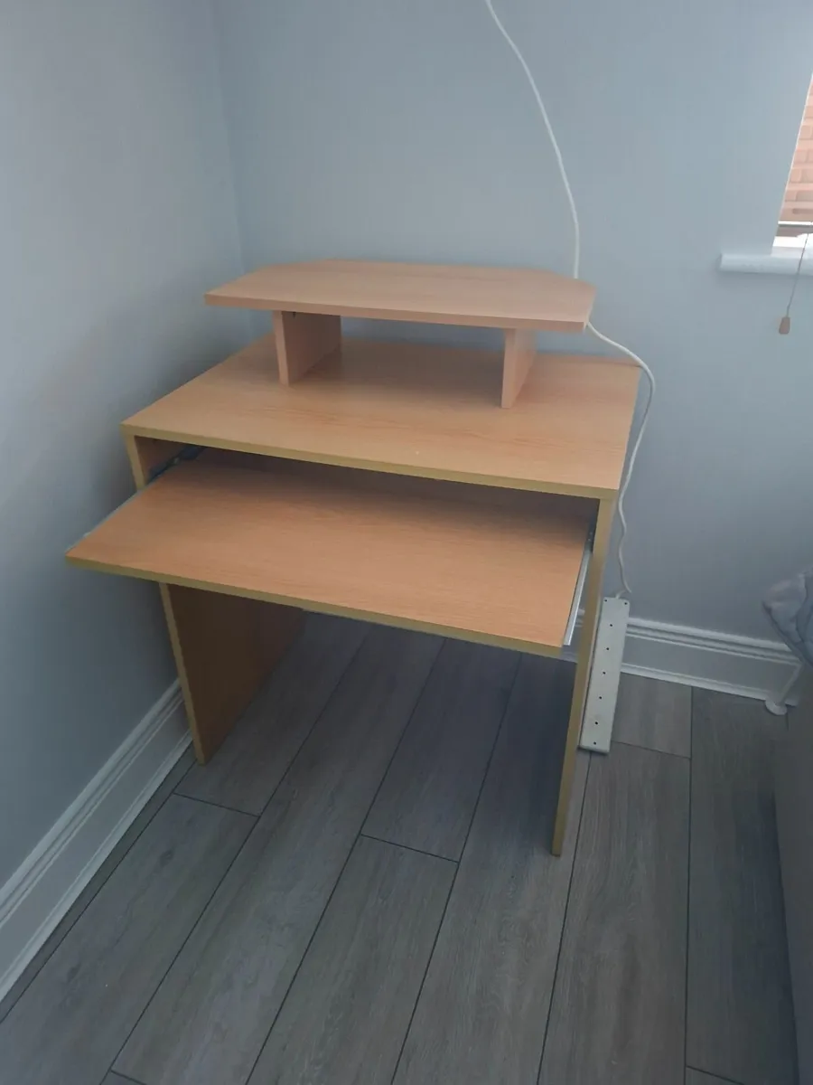 Computer desk - Image 1