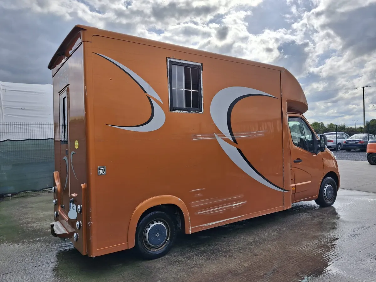 162 Renault Master Horse Box - Image 4