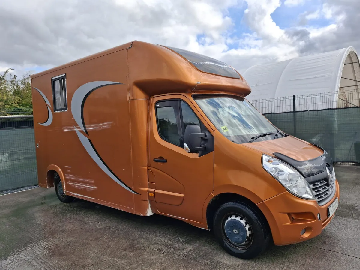 162 Renault Master Horse Box - Image 1