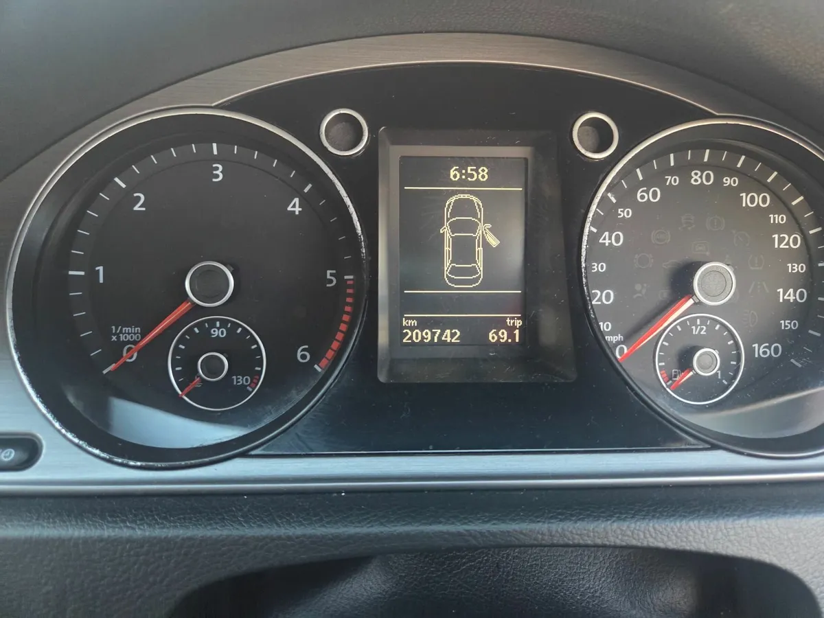 Volkswagen Passat 2012 - Image 2