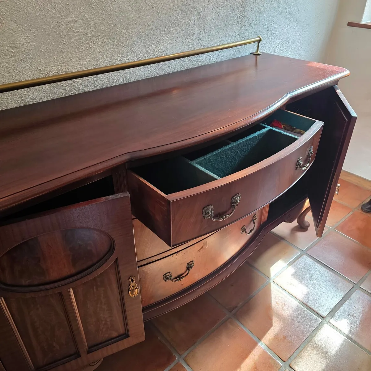 Victorian bow fronted dresser in original conditio - Image 2