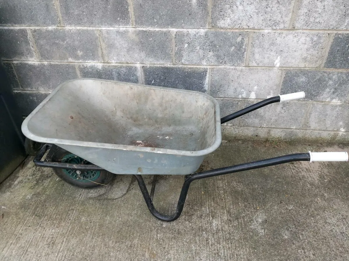 Galvanised builder's wheelbarrow - Image 2