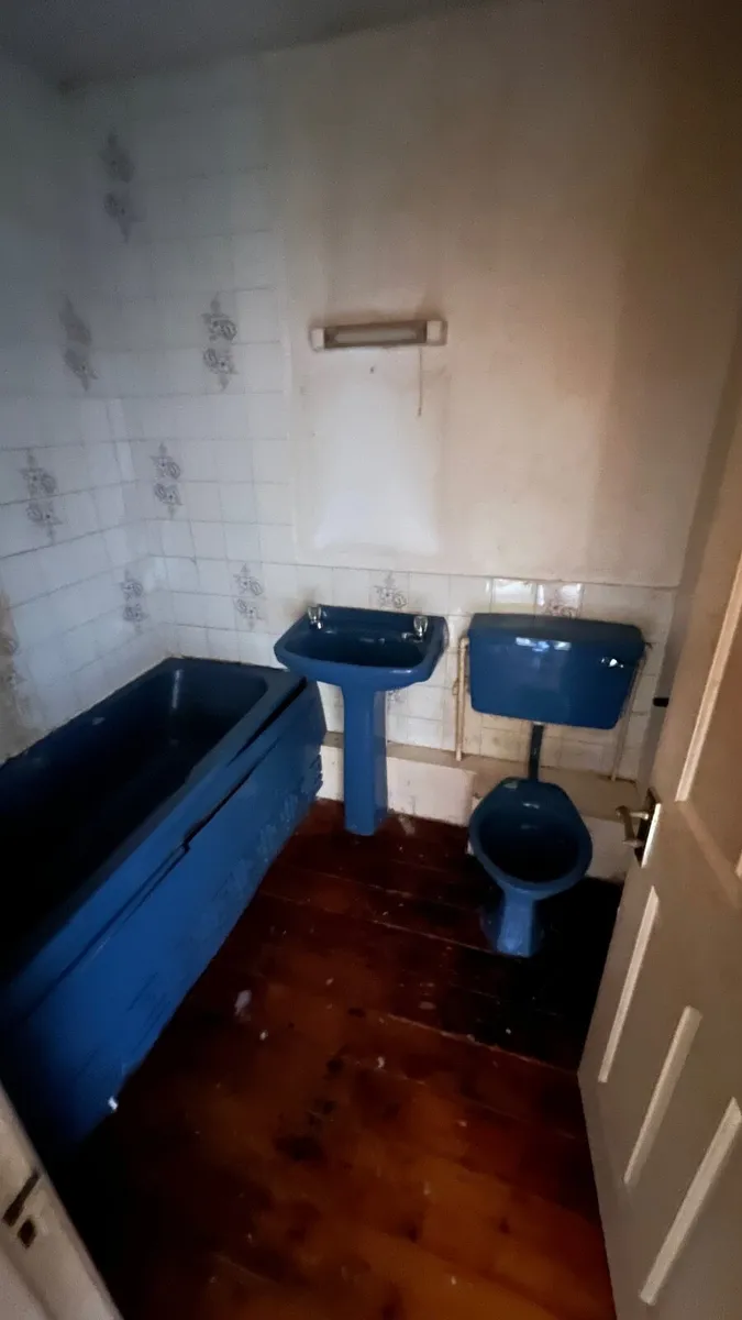 Vintage 1980s Blue Bathroom (Sink, toilet, bath) - Image 1