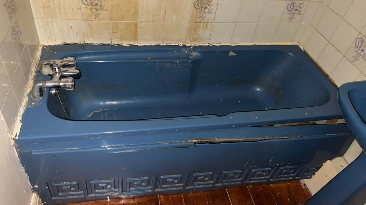 Vintage 1980s Blue Bathroom (Sink, toilet, bath) - Image 2