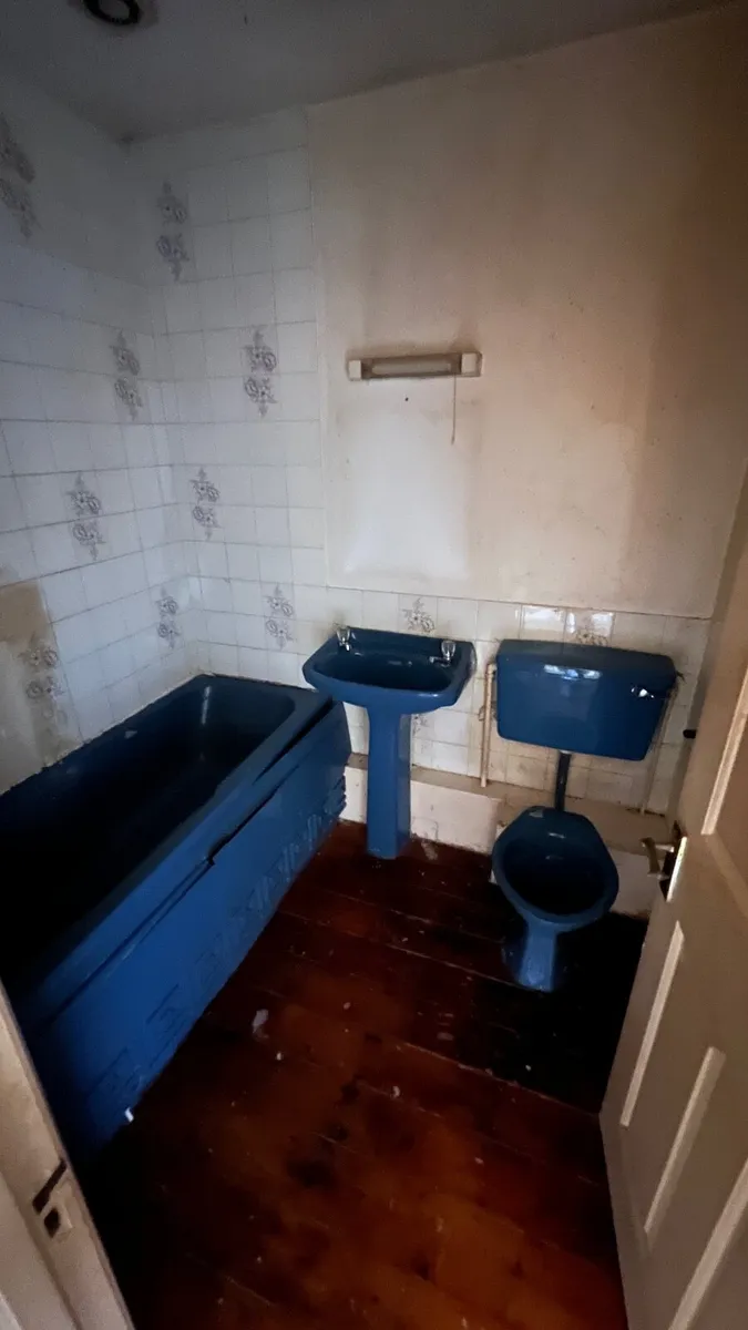 Vintage 1980s Blue Bathroom (Sink, toilet, bath) - Image 3
