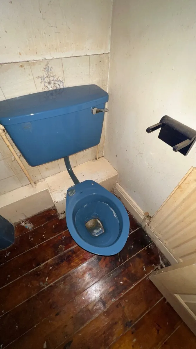 Vintage 1980s Blue Bathroom (Sink, toilet, bath) - Image 4
