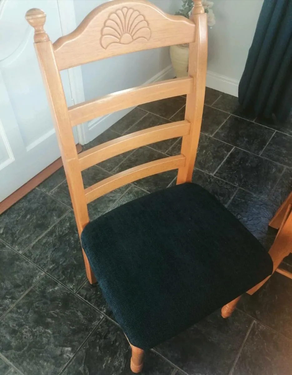 Dining table and 6 chairs - Image 3