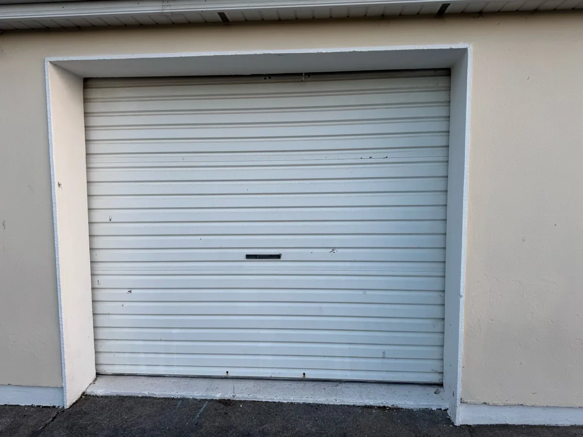 Motorised garage door - Image 1