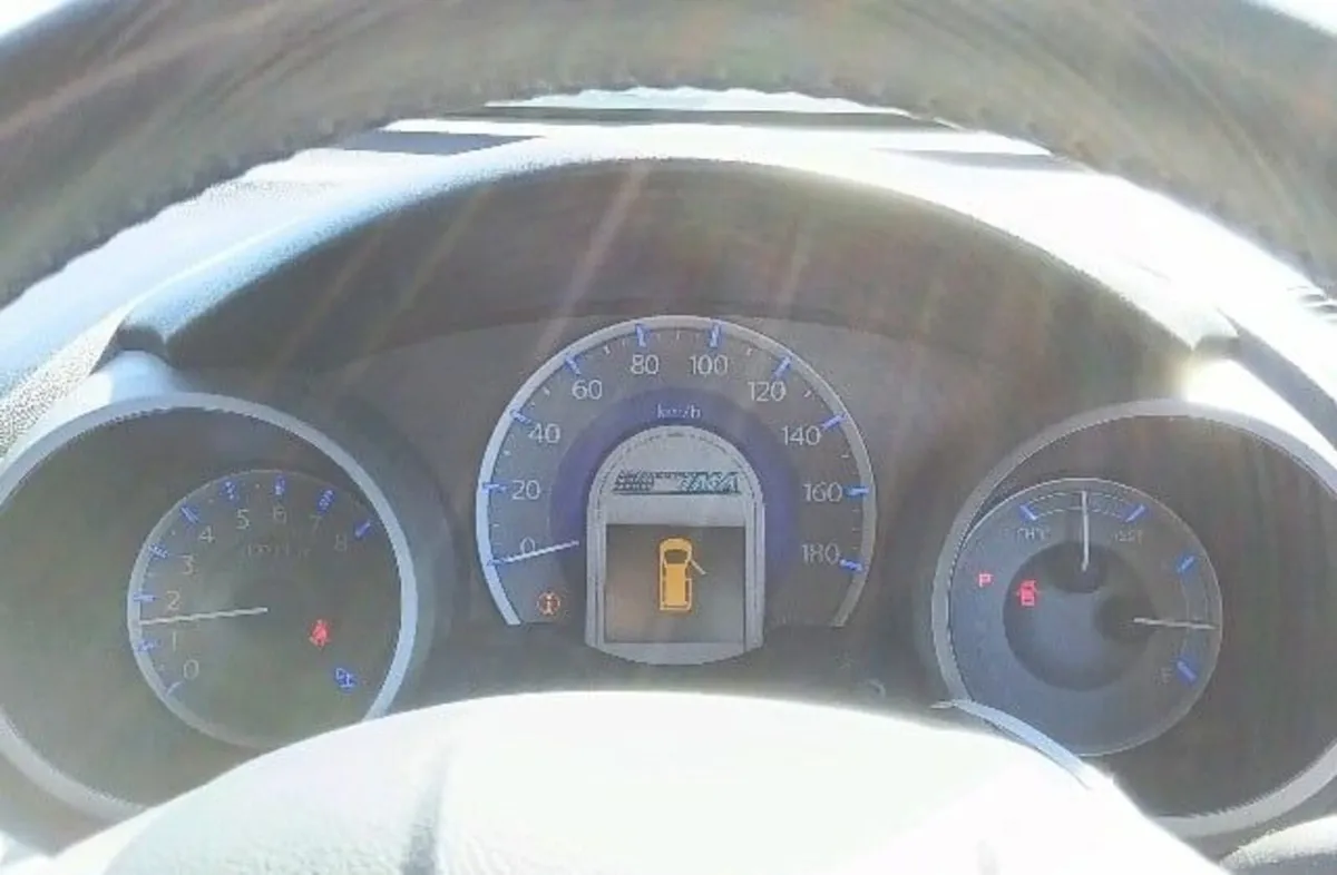 Honda Fit (Jazz) 2012, automatic petrol hybrid. - Image 3