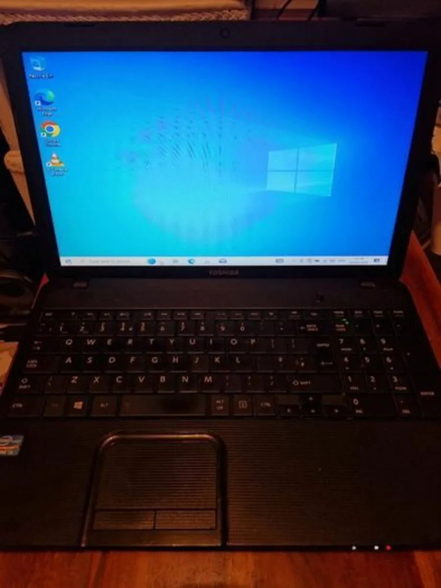 Toshiba Satellite Pro Laptop C850-1K4, 500 GB - Image 1