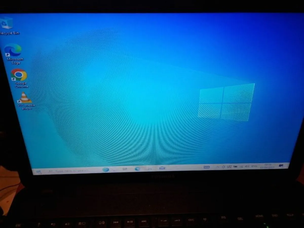Toshiba Satellite Pro Laptop C850-1K4, 500 GB - Image 2