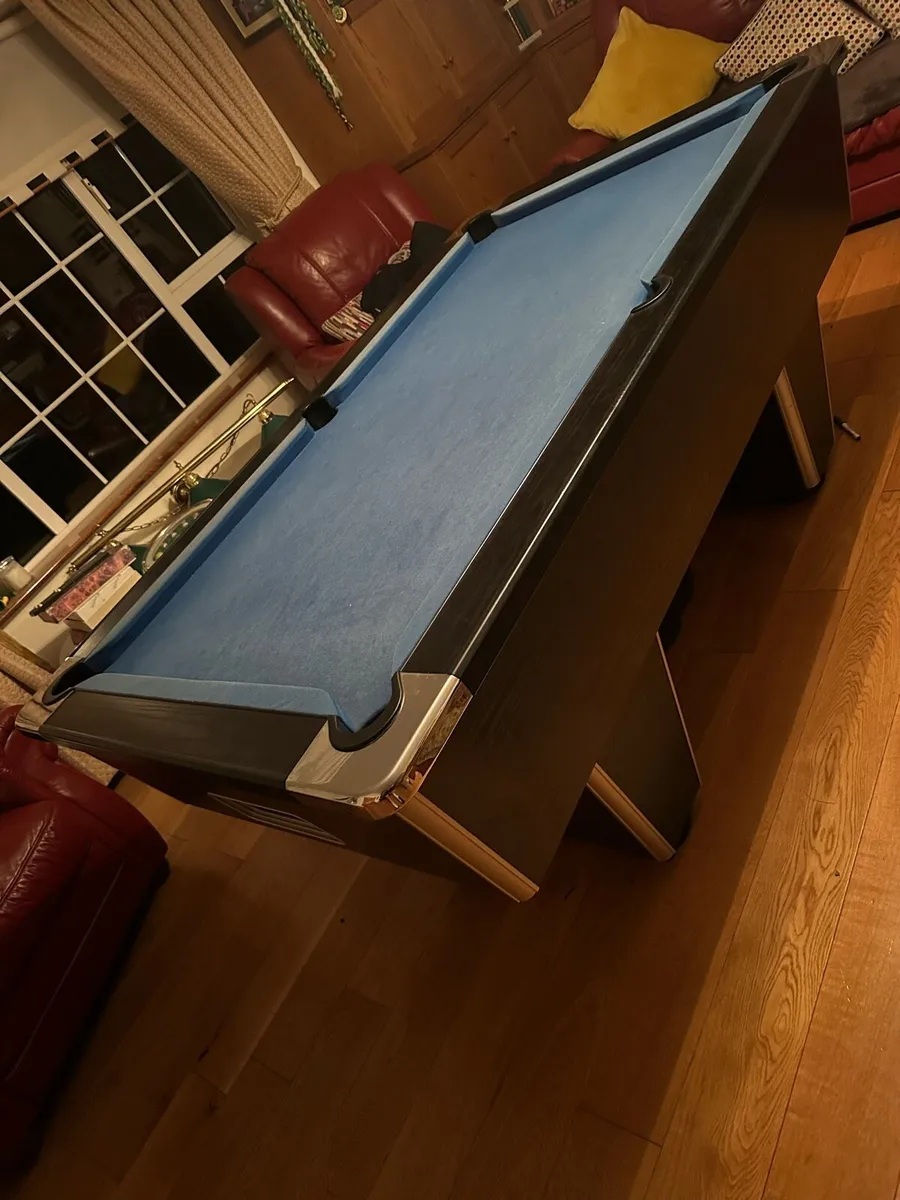 Pool table - Image 1