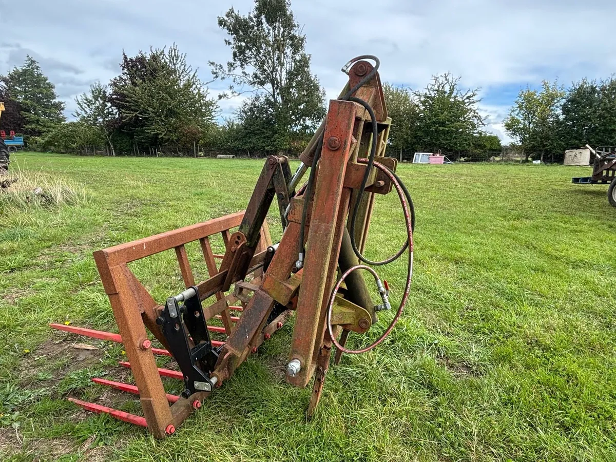 Rear tractor loaders and grabs - Image 1