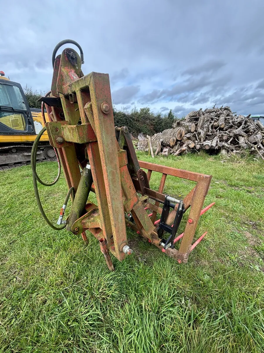 Rear tractor loaders and grabs - Image 2